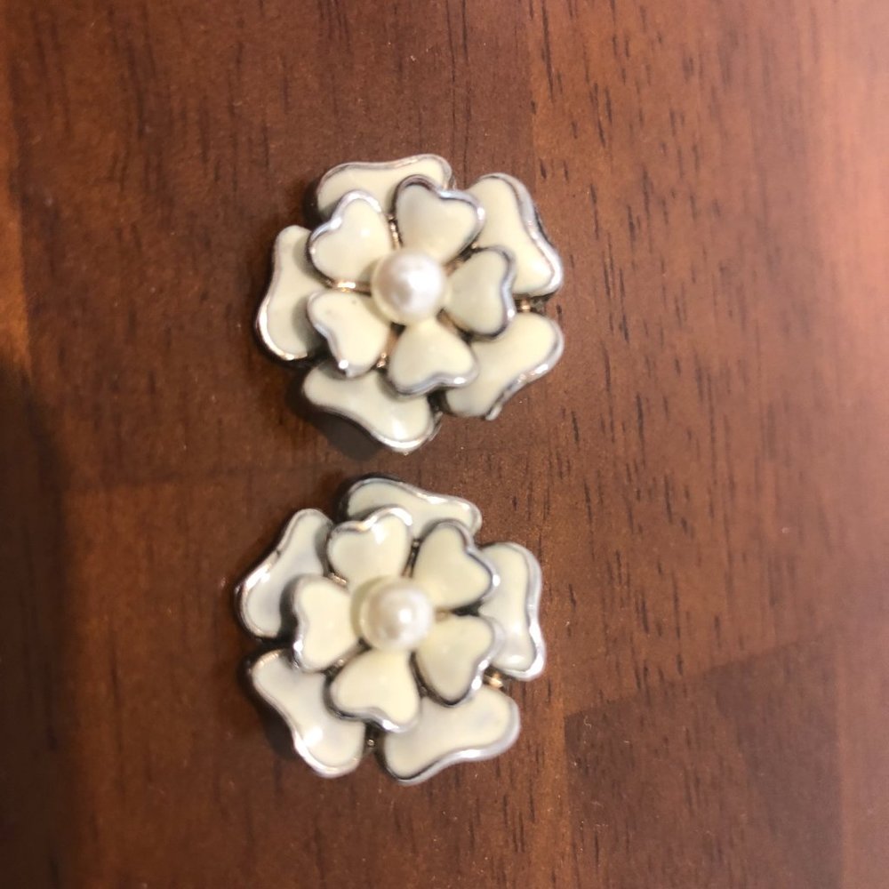 Vintage Silver Tone Cream Flower With Pearl Stud Earrings. - Picture 10 of 16